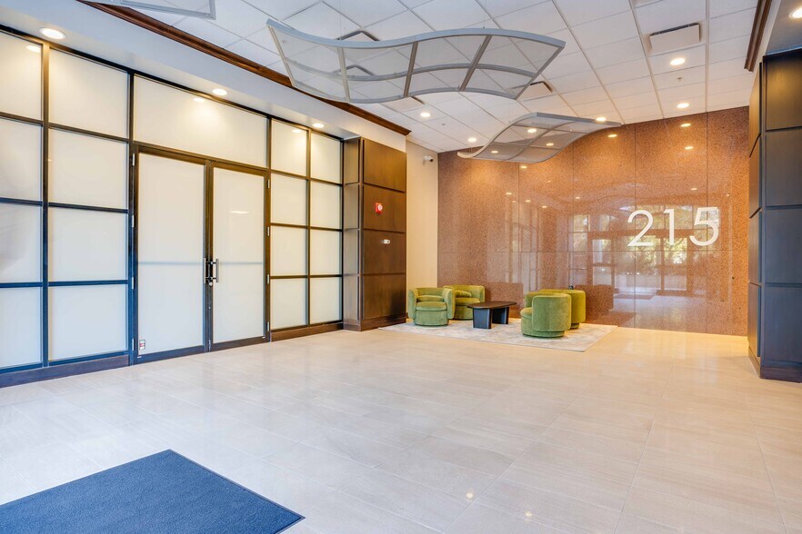 215 S Monroe St, Tallahassee, FL à louer - Photo de l’immeuble – Image 3 sur 25