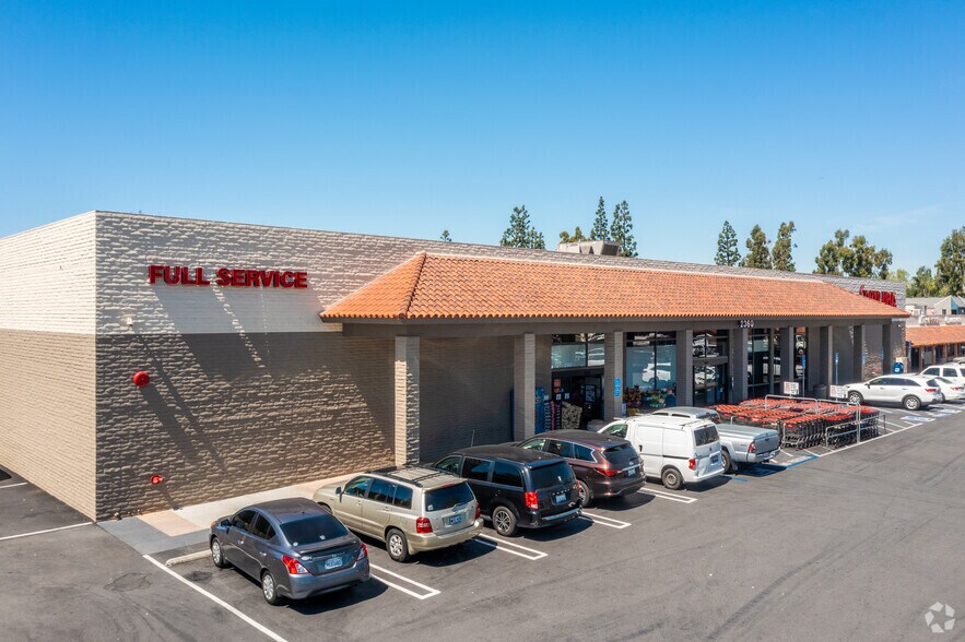 2360-2390 N Tustin Ave, Santa Ana, CA à louer - Photo principale – Image 1 sur 12