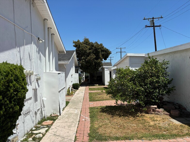 2nd St. Apt's--3 Triplexes on 3 APNs portefeuille de 3 biens à vendre sur LoopNet.fr - Photo de l’immeuble – Image 3 sur 10