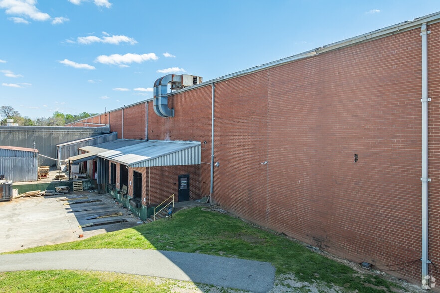 180 E Main St, Haw River, NC à louer - Photo principale – Image 1 sur 11