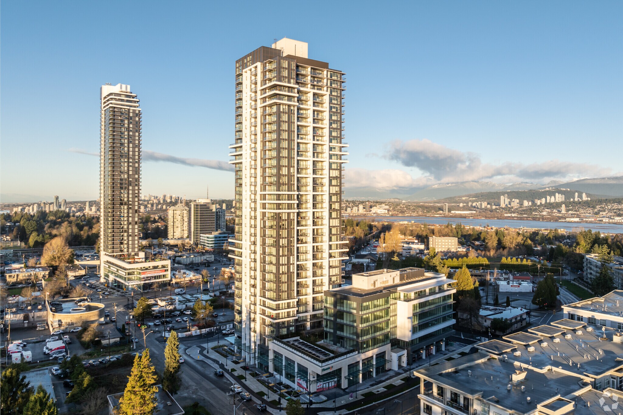 13675 107A Av, Surrey, BC à louer Photo principale– Image 1 sur 8