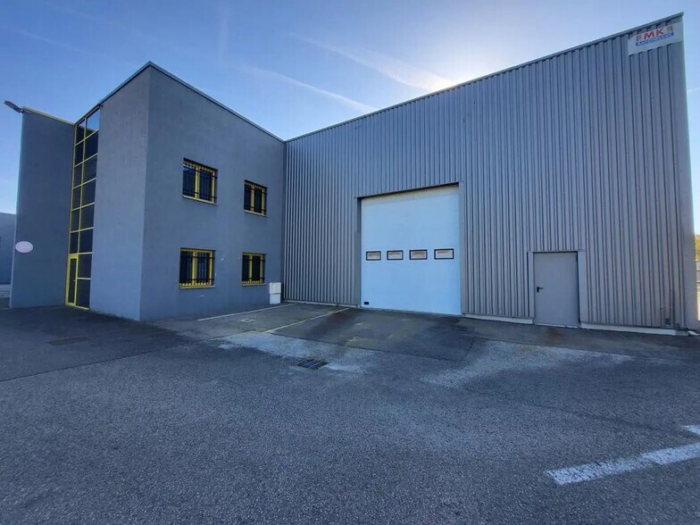 Local d’activités dans La Verpillière à louer - Photo de l’immeuble – Image 1 sur 7