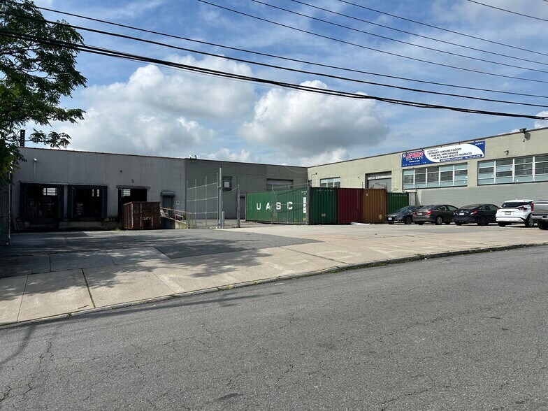 54-35 46th St, Maspeth, NY à louer - Photo de l’immeuble – Image 1 sur 9