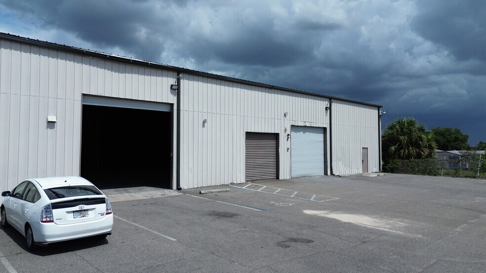 2402 Clark St, Apopka, FL à louer - Photo de l’immeuble – Image 3 sur 15