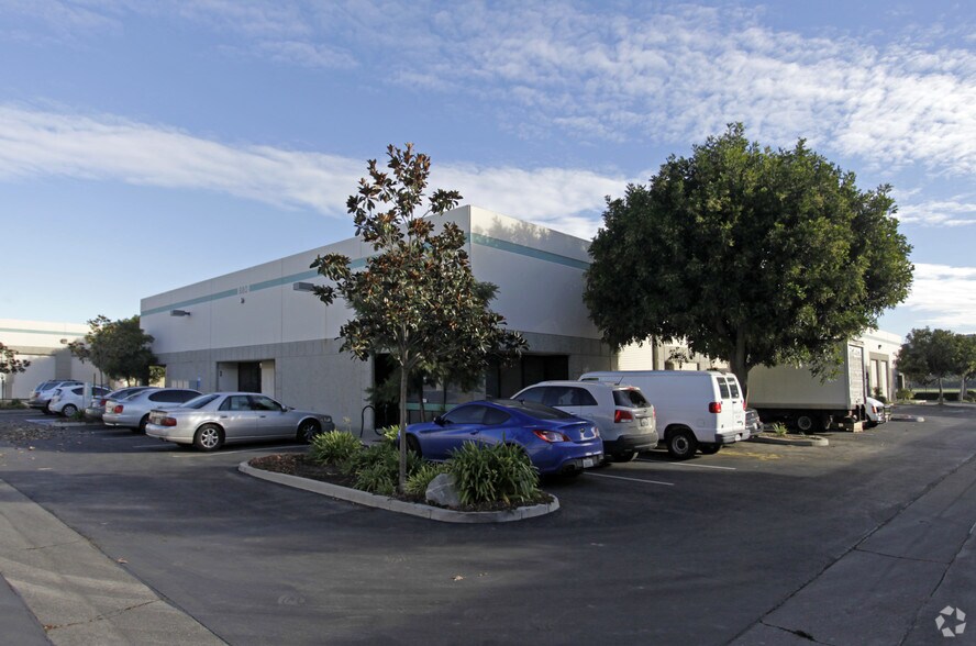 880 Calle Plano, Camarillo, CA à louer - Photo de l’immeuble – Image 3 sur 5