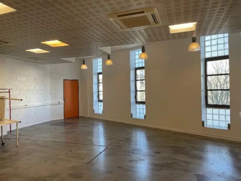 24 Rue De L'Est, Paris à louer - Photo de l’immeuble – Image 2 sur 3