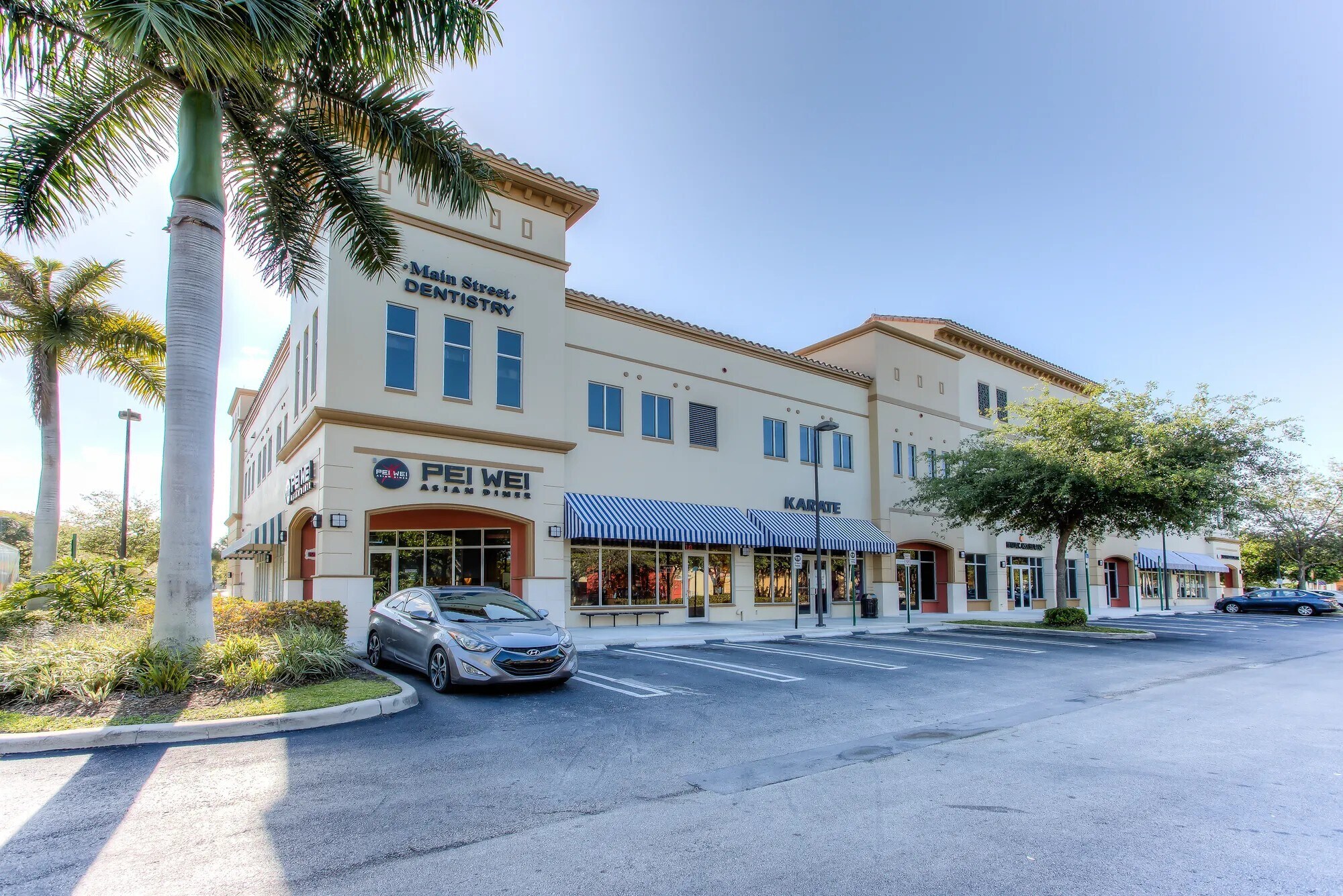15501-15519 NW 67th Ave, Miami Lakes, FL à louer Photo principale– Image 1 sur 13