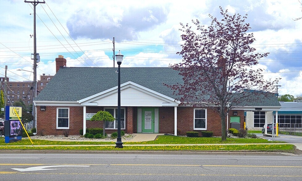 902 S Washington Ave, Saginaw, MI à vendre - Photo principale – Image 1 sur 23