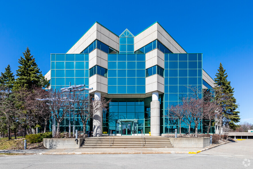 555 Boul Dr-Frederik-Philips, Montréal, QC à louer - Photo de l’immeuble – Image 1 sur 6