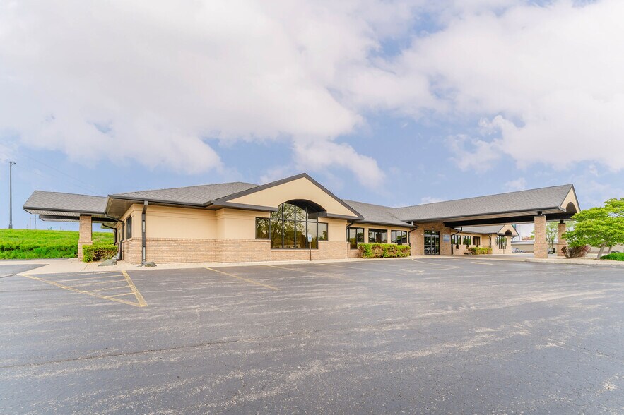 1875 West Pointe Dr, Oshkosh, WI à vendre - Photo de l’immeuble – Image 3 sur 28