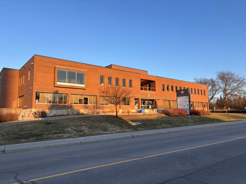 1815 Alta Vista Dr, Ottawa, ON à louer - Photo de l’immeuble – Image 3 sur 6