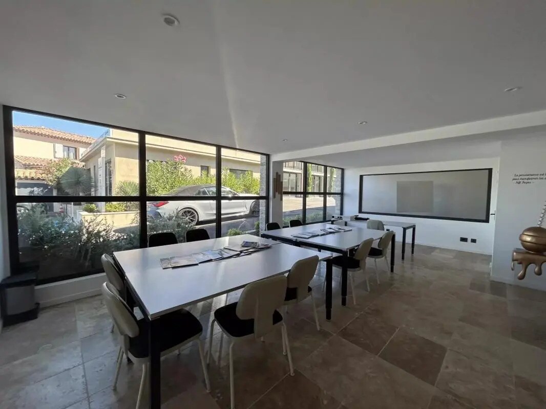 Local commercial dans Sainte-Maxime à louer Photo intérieure– Image 1 sur 8