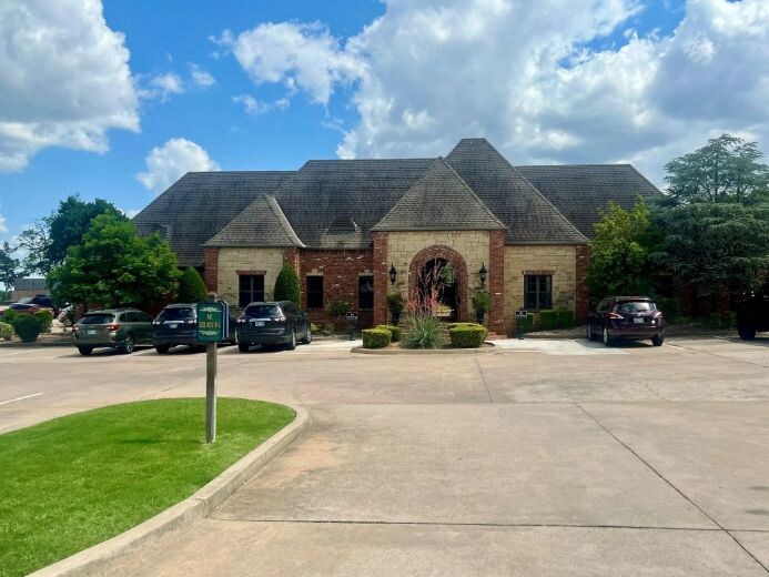 1300 E 9th St, Edmond, OK à louer - Photo de l’immeuble – Image 1 sur 4