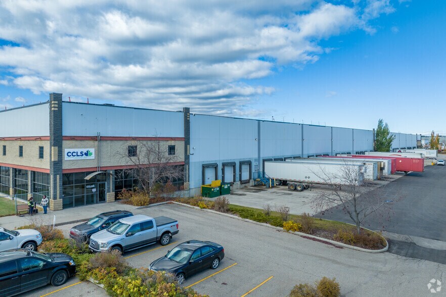 5353 72nd Ave SE, Calgary, AB à louer - Photo de l’immeuble – Image 1 sur 6