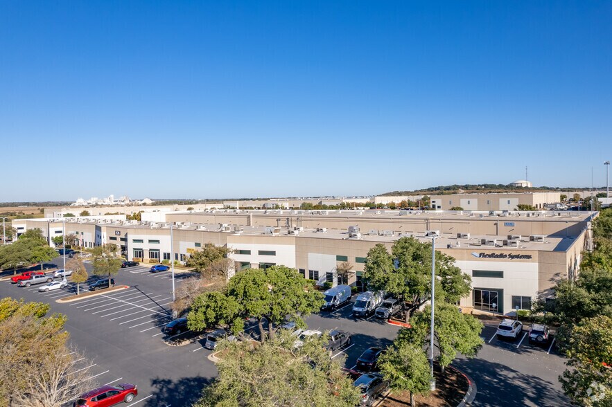4616 W Howard Ln, Austin, TX à louer - Photo de l’immeuble – Image 2 sur 30