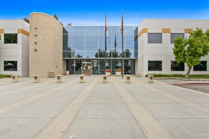 744 N Eckhoff St, Orange, CA à vendre - Photo de l’immeuble – Image 2 sur 24