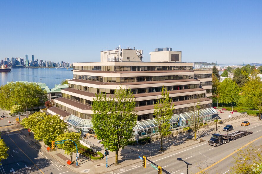 221 W Esplanade, North Vancouver, BC à louer - Photo de l’immeuble – Image 2 sur 13