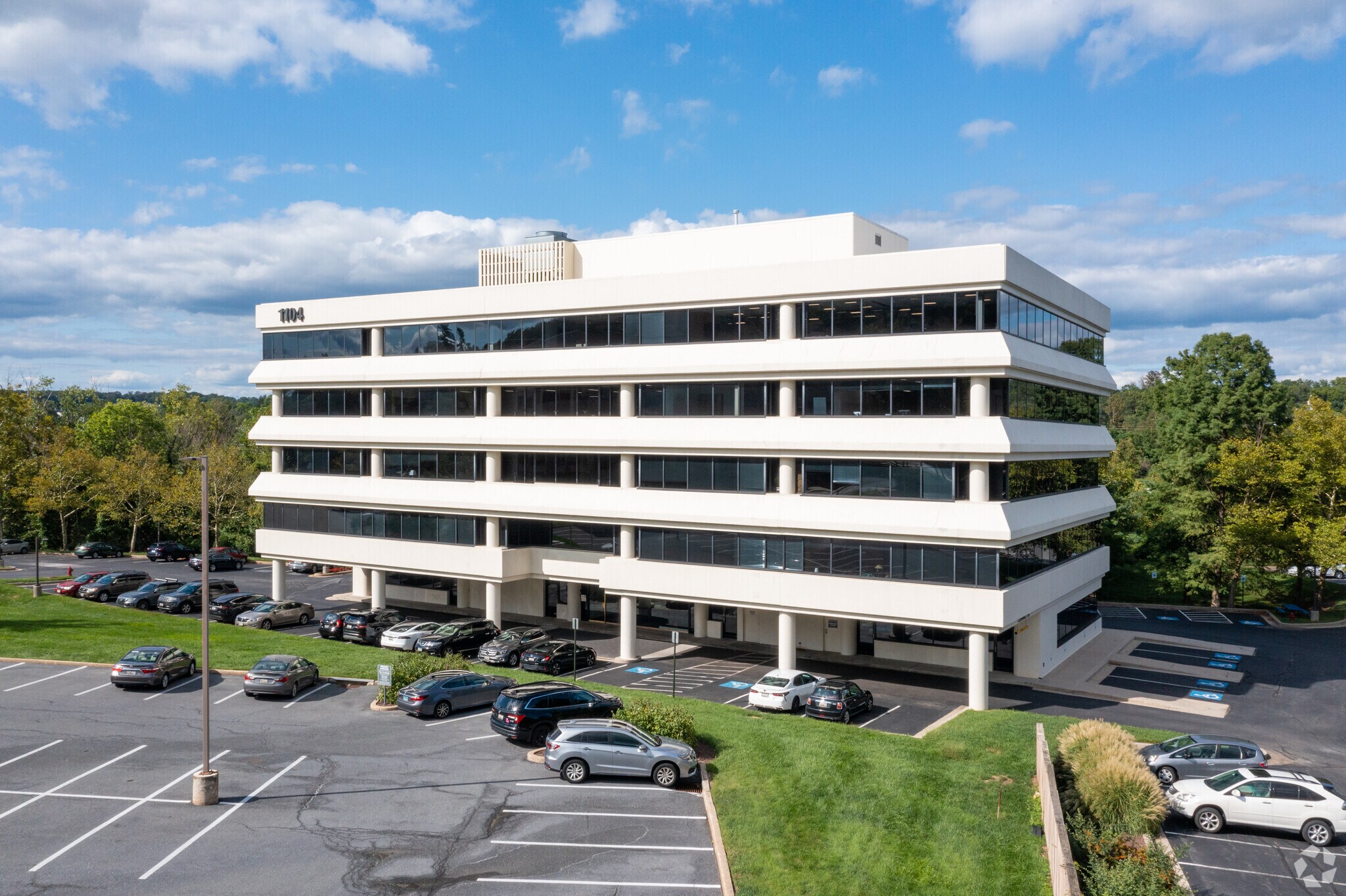 1104 Kenilworth Dr, Towson, MD à louer Photo principale– Image 1 sur 7