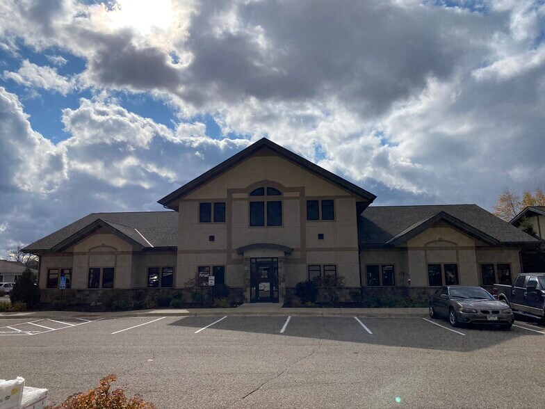 121 Saint Andrews Ct, Mankato, MN à louer - Photo de l’immeuble – Image 3 sur 19