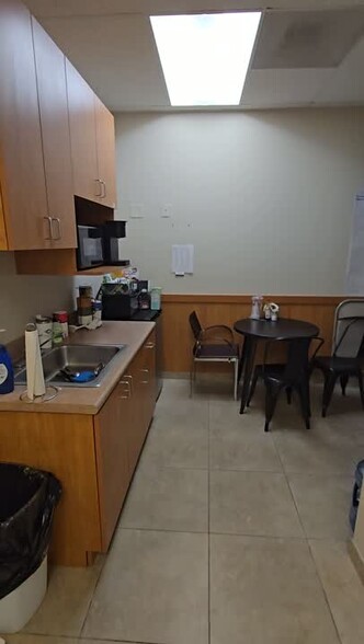 6216 Brockton Ave, Riverside, CA à louer - Vidéo sur l’annonce professionnelle – Image 3 sur 15