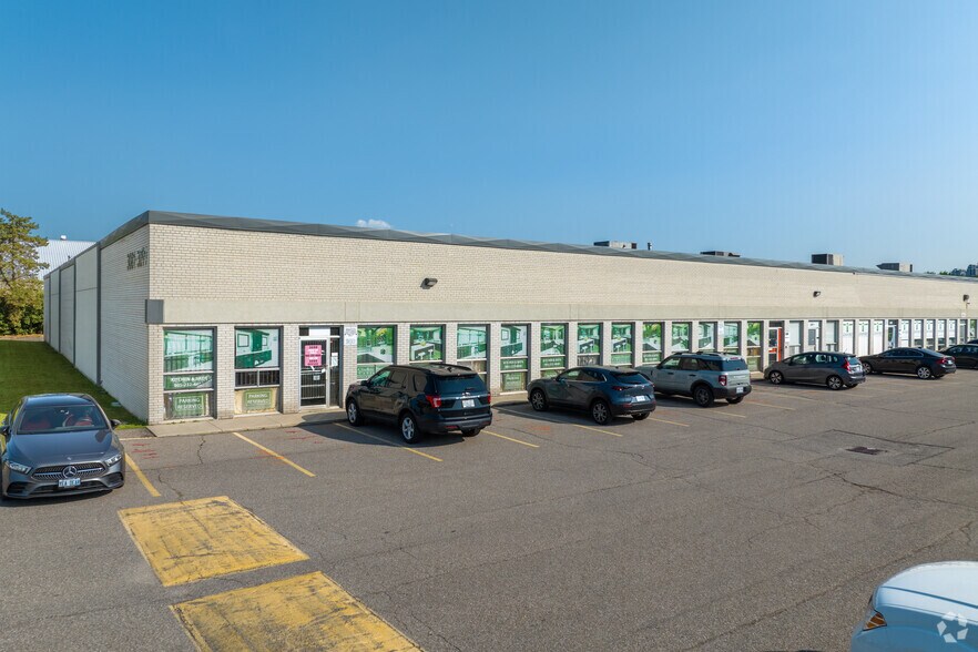 3041-3079 Universal Dr, Mississauga, ON à louer - Photo de l’immeuble – Image 3 sur 5