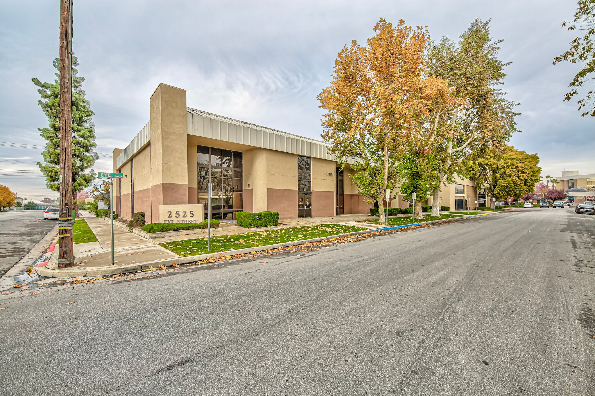 2525 Eye St, Bakersfield, CA à vendre Photo de l’immeuble– Image 1 sur 9