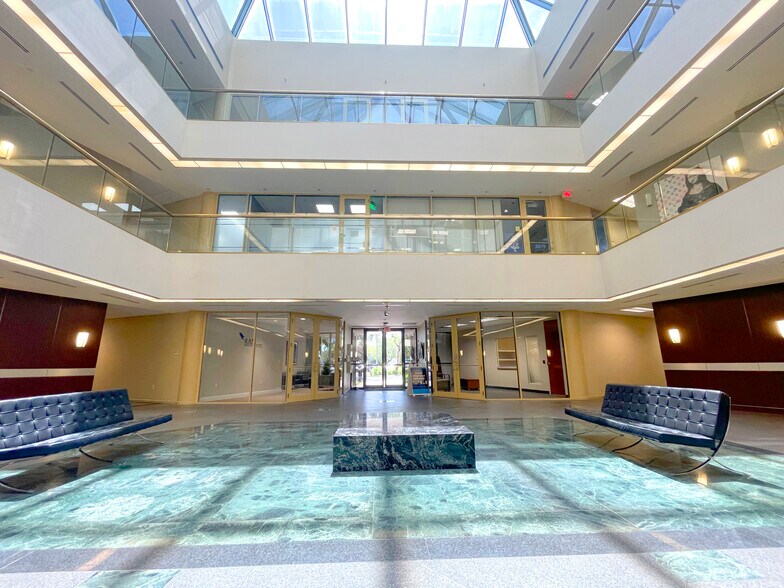 1100 Park Central Blvd S, Pompano Beach, FL à vendre - Hall d’entrée – Image 3 sur 20
