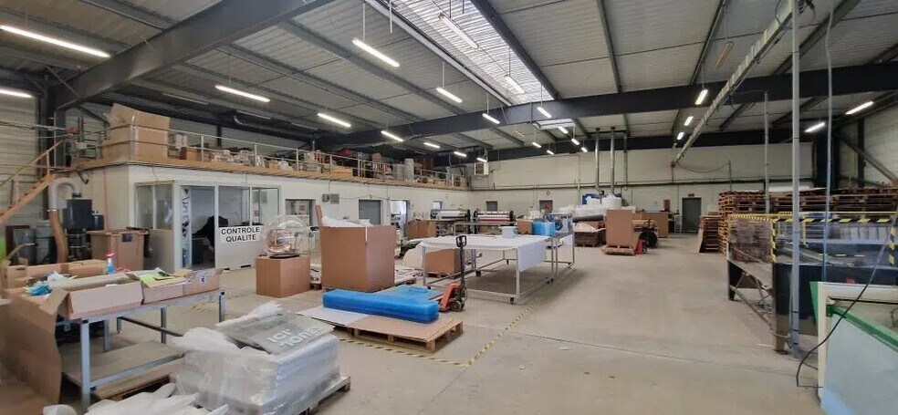 Local d’activités dans Ifs à louer - Photo de l’immeuble – Image 1 sur 2