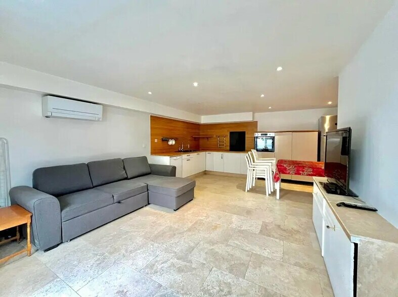 Local commercial dans Sainte-Maxime à vendre - Photo intérieure – Image 2 sur 5