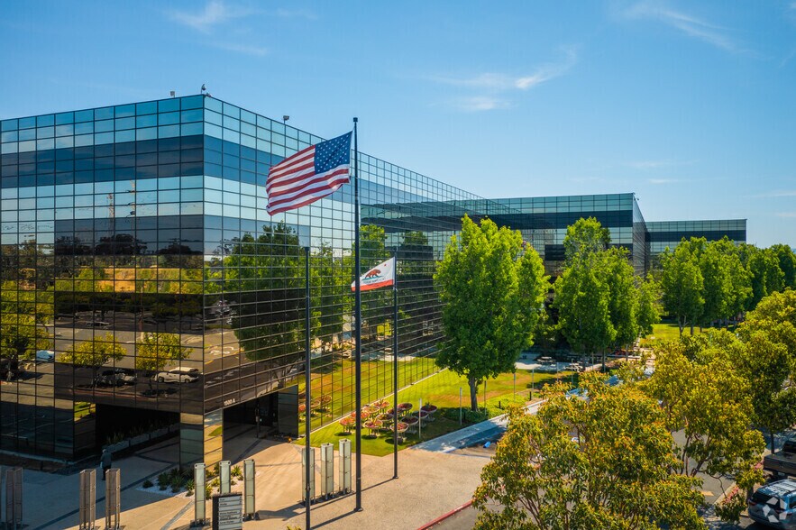 1500 Hughes Way, Long Beach, CA à louer - Photo principale – Image 1 sur 9