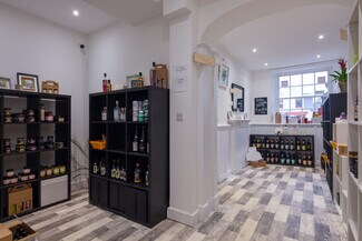 Plus de détails pour 13 Market Sq, Carnforth - Local commercial à vendre
