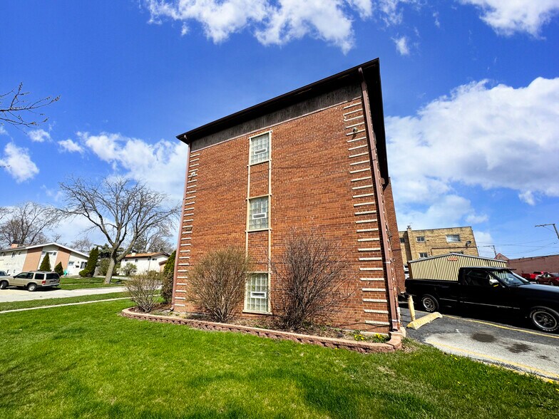 732 W Roy Dr, Villa Park, IL à vendre - Photo de l’immeuble – Image 3 sur 14