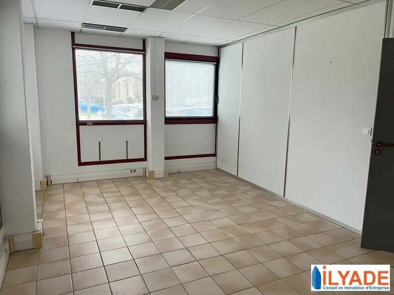 Bureau dans Meyreuil à louer - Photo de l’immeuble – Image 2 sur 5
