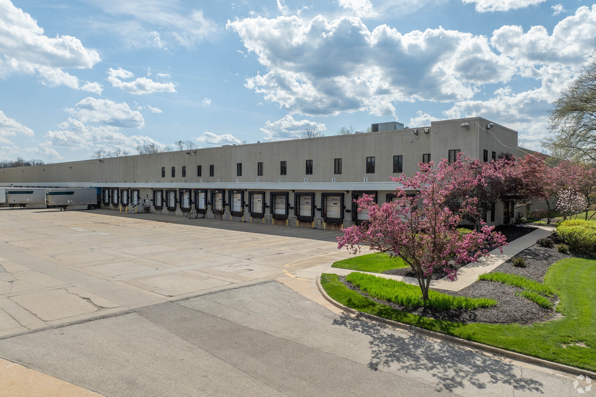 6575 Davis Industrial Pky, Solon, OH à louer Photo principale– Image 1 sur 5