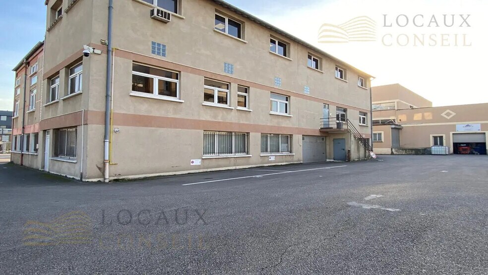 Local d’activités dans Argenteuil à louer - Photo de l’immeuble – Image 2 sur 15