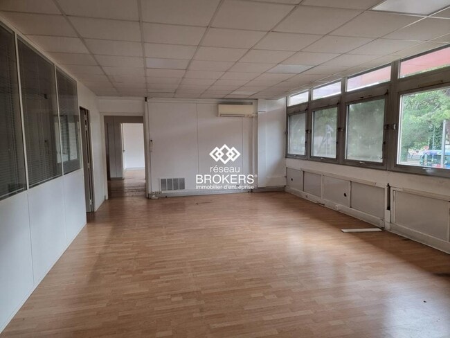 Plus de détails pour Bureau, Local commercial à louer