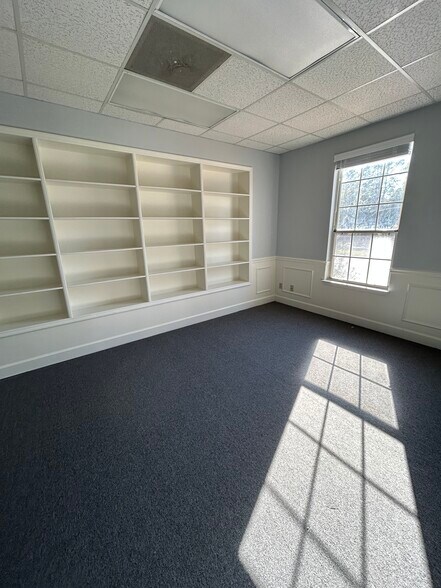 1921 Capital Cir NE, Tallahassee, FL à louer - Photo de l’immeuble – Image 3 sur 9