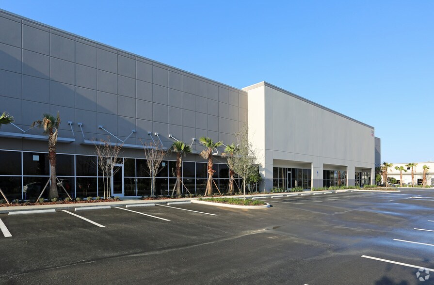 7433 Emerald Dunes Dr, Orlando, FL à louer - Photo de l’immeuble – Image 3 sur 7