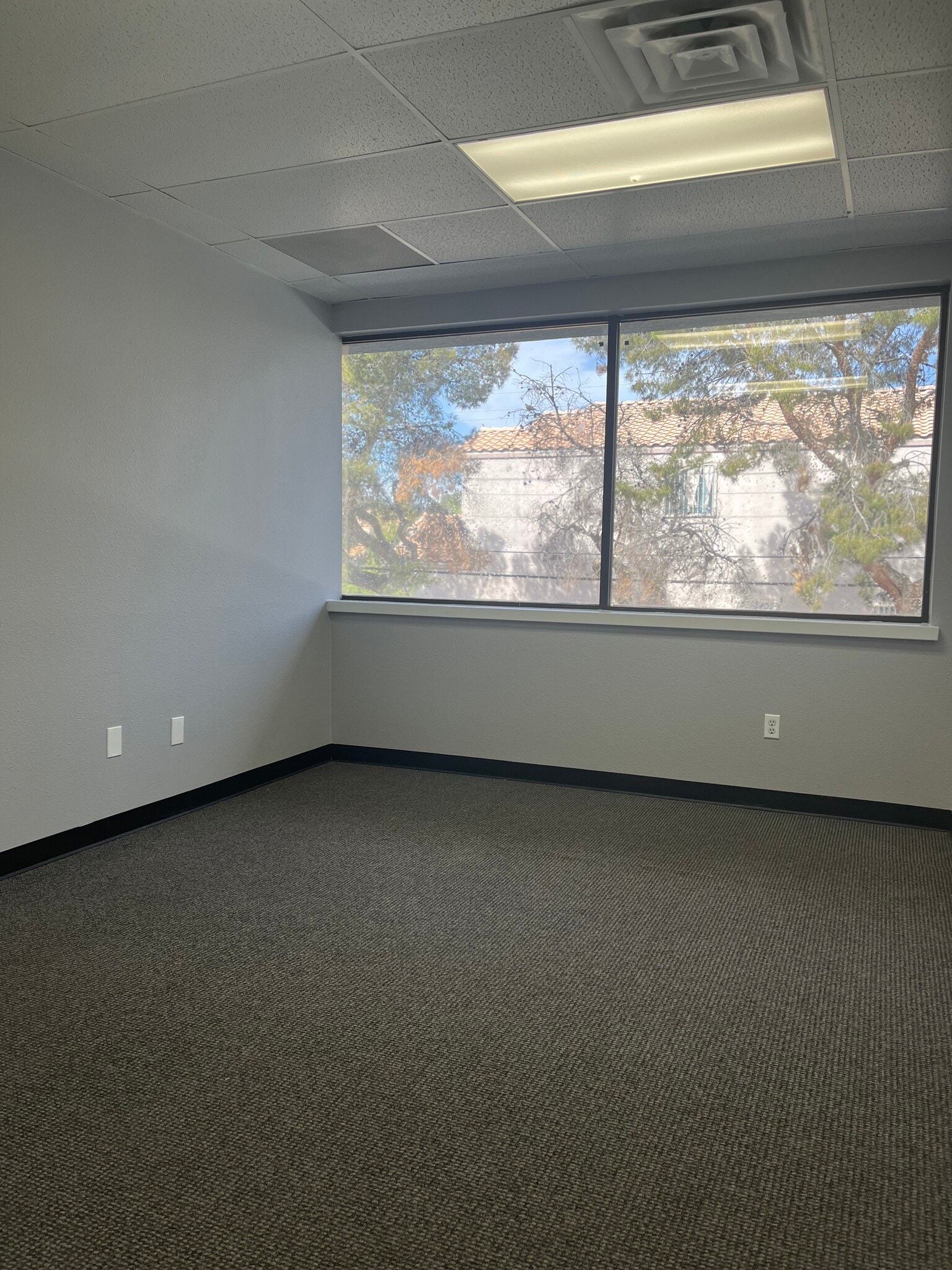 2755-2795 E Desert Inn Rd, Las Vegas, NV à louer Photo de l’immeuble– Image 1 sur 3