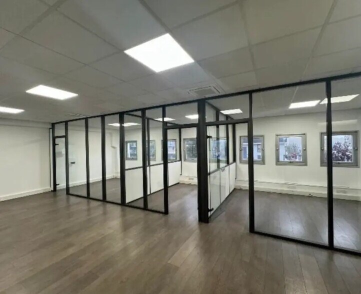 Industriel/Logistique dans Clichy à louer - Photo de l’immeuble – Image 3 sur 5