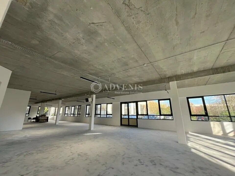 Local d’activités dans Guyancourt à louer Photo de l’immeuble– Image 1 sur 8