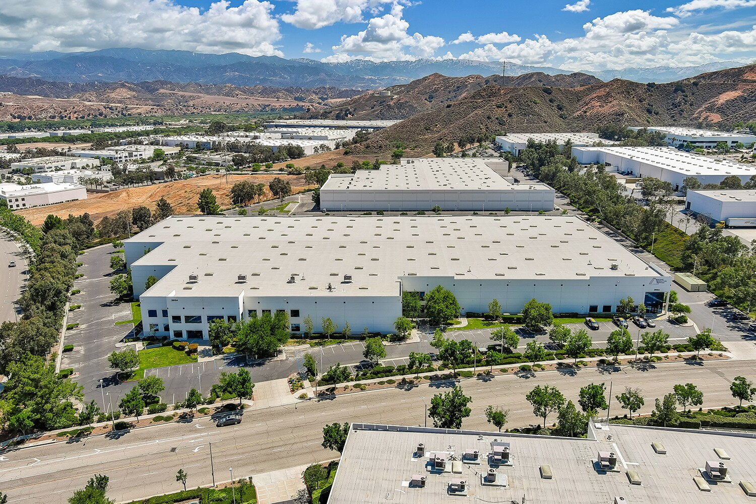 28104-28144 Witherspoon Pky, Valencia, CA à louer Photo de l’immeuble– Image 1 sur 17