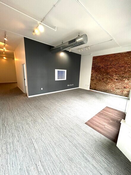 512 S Elm St, Greensboro, NC à louer - Photo de l’immeuble – Image 3 sur 9