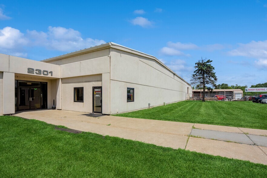 2301 Fleur Dr, Des Moines, IA à louer - Photo de l’immeuble – Image 1 sur 80