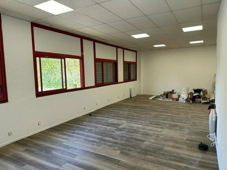 22 Bis Rue Des Malines, Lisses à louer - Photo de l’immeuble – Image 3 sur 5