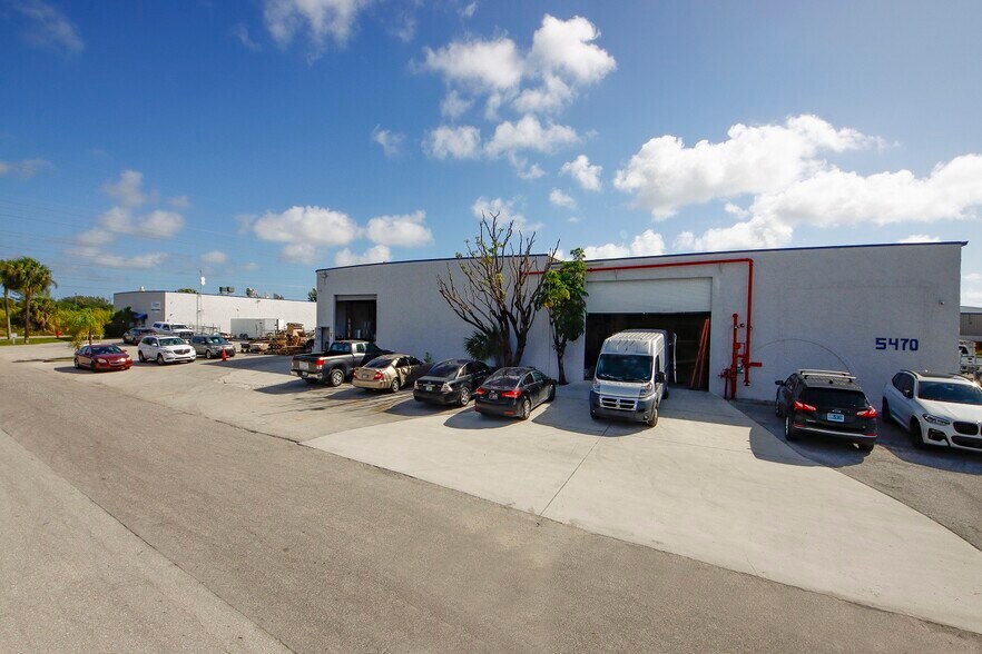 5449 Maule Way, Mangonia Park, FL à louer - Photo de l’immeuble – Image 2 sur 11