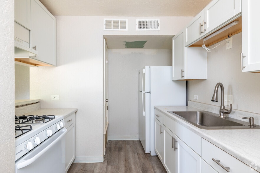 8208 Troost Ave, Kansas City, MO à vendre - Photo intérieure – Image 2 sur 18