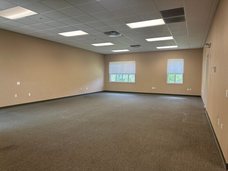 1611 12th St E, Palmetto, FL à louer - Photo de l’immeuble – Image 2 sur 10