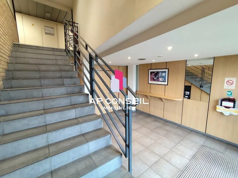 Bureau dans Voisins-le-Bretonneux à vendre - Hall d’entrée – Image 3 sur 5