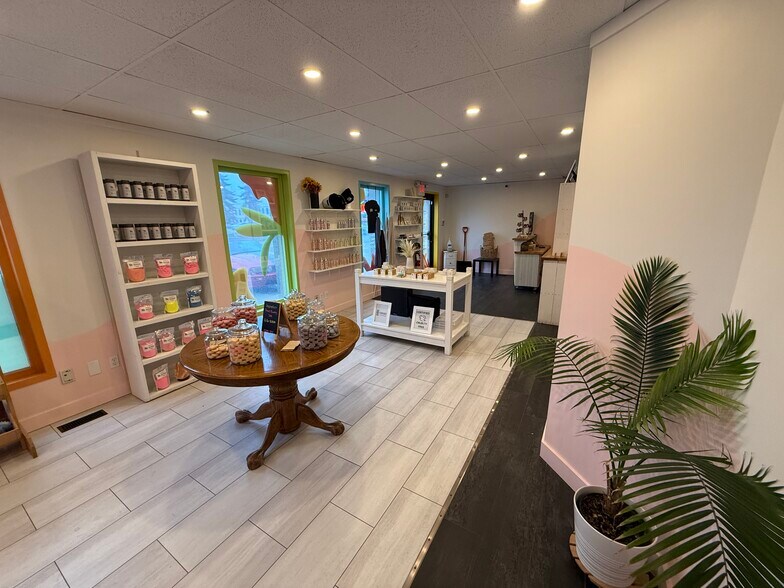 9803-9805 47 Ave NW, Edmonton, AB à louer - Photo de l’immeuble – Image 2 sur 16